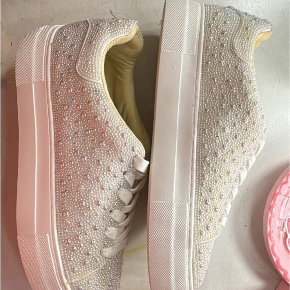 Cream Sneakers with Lace Design and Casual Style